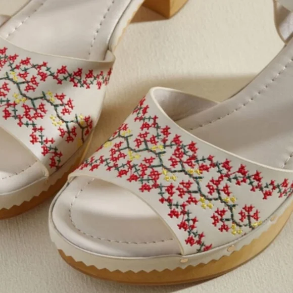 Banned Dancing Days Retro White Wooden Embroidered Heels - Picture 3 of 8